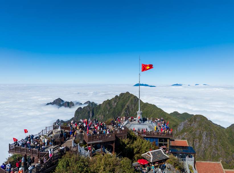 Ngắm nhìn hàng triệu đóa hồng trong ngày khai mạc Lễ hội hoa hồng Fansipan 2025 tại Sa Pa