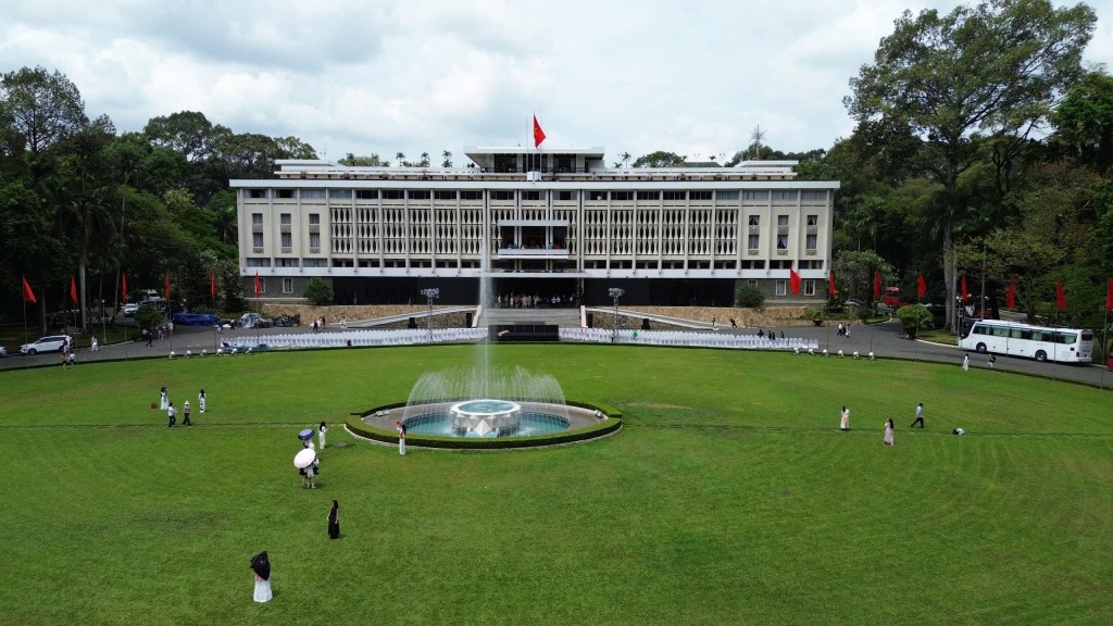 Dinh Độc Lập không chỉ là một công trình kiến trúc đầy sự độc đáo mà còn là một biểu tượng lịch sử quan trọng của Việt Nam. Nơi đây có mối liên hệ mật thiết với ngày 30/4/1975, khi chiếc xe tăng của quân giải phóng húc đổ cổng, đánh dấu sự kiện thống nhất đất nước. Dinh Độc Lập không chỉ là một công trình kiến trúc đầy sự độc đáo mà còn là một biểu tượng lịch sử quan trọng của Việt Nam. Nơi đây có mối liên hệ mật thiết với ngày 30/4/1975, khi chiếc xe tăng của quân giải phóng húc đổ cổng, đánh dấu sự kiện thống nhất đất nước.