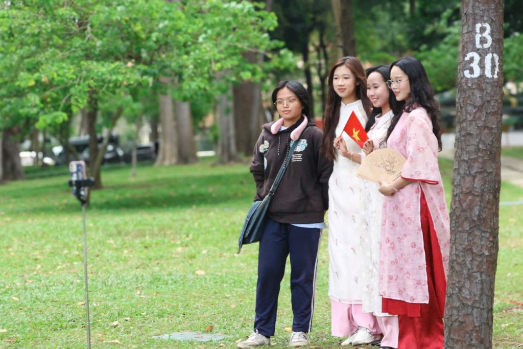 Một nét rất đặc biệt là trong ngày hôm nay cũng có rất đông các bạn sinh viên tìm đến Dinh Độc Lập như để tri ân, tưởng nhớ đến các thế hệ đi trước đã sống, chiến đấu cho đất nước có được như ngày hôm nay. Bạn Đỗ Thái Nghĩa, sinh viên Đại học Văn Hiến đang cùng đi với nhóm bạn cho biết, trước đi đến Dinh, các bạn cũng vừa tham quan Bảo tàng Chứng tích chiến tranh: