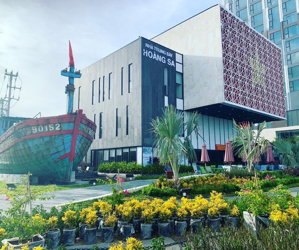 Thành lập năm 2017, Nhà Trưng bày Hoàng Sa lưu giữ hàng trăm tư liệu và hiện vật minh chứng cho chủ quyền của Việt Nam đối với quần đảo Hoàng Sa