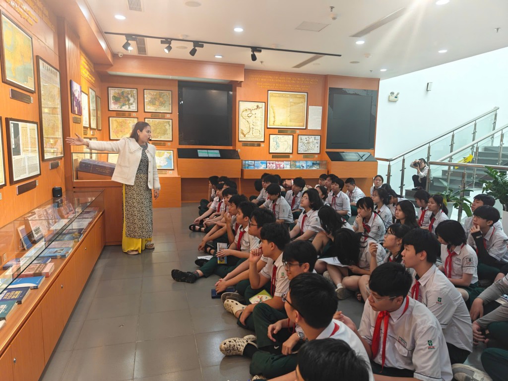 Nhờ công nghệ số, việc tìm hiểu về lịch sử và chủ quyền biển đảo tại Nhà Trưng bày Hoàng Sa trở nên dễ dàng và thú vị hơn bao giờ hết đối với học sinh, sinh viên