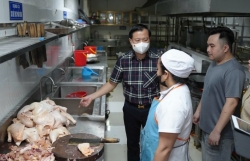 Ruồi nhặng "bu kín" khu vực bếp ăn tập thể cho công nhân