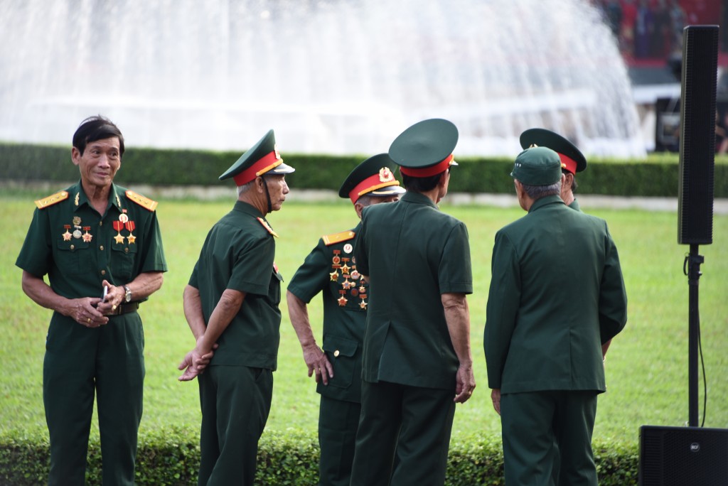 Trong dòng người đi thăm Dinh Độc Lập, có rất nhiều người là cựu chiến binh, từng chiến đấu, từng cùng đoàn quân giải phóng tiến vào trong ngày 30/4 lịch sử cách đây 49 năm, nay có dịp thăm lại chiến trường xưa. Trong dòng người đi thăm Dinh Độc Lập, có rất nhiều người là cựu chiến binh, từng chiến đấu, từng cùng đoàn quân giải phóng tiến vào trong ngày 30/4 lịch sử cách đây 49 năm, nay có dịp thăm lại chiến trường xưa.