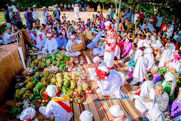 Mọi người chuẩn bị lễ vật để dâng lên các vị thần trong lễ hội Katê