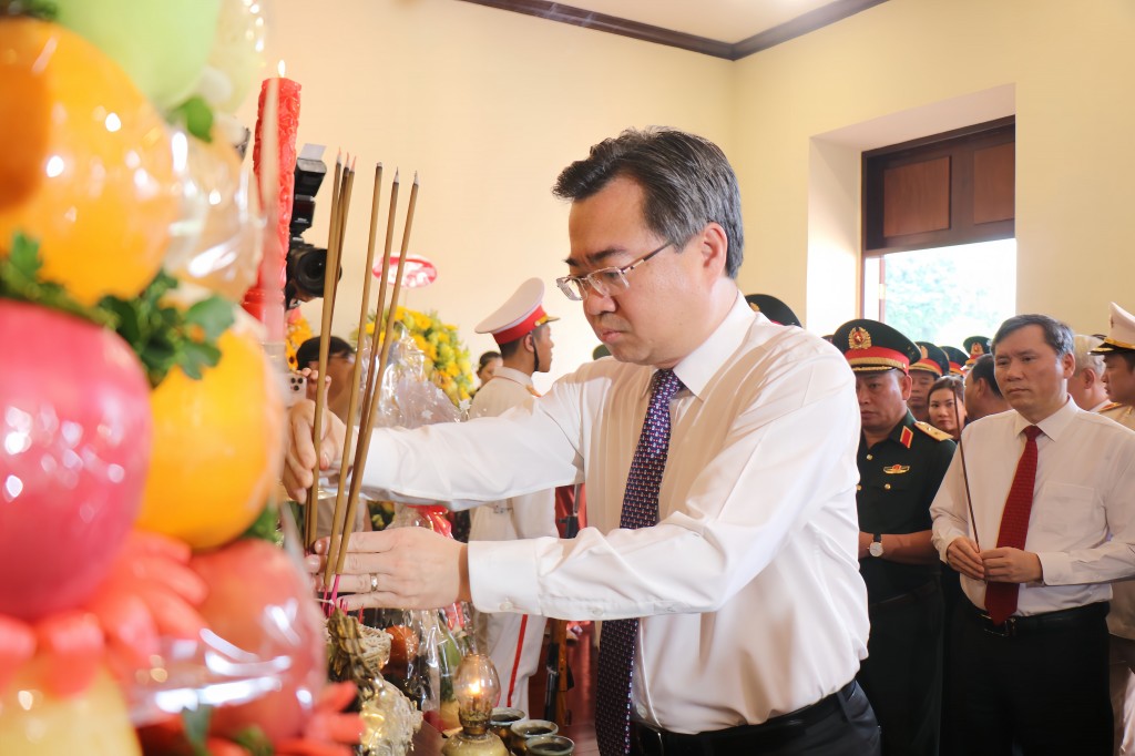 Đồng chí Nguyễn Thanh Nghị, Phó Bí thư Thường trực Thành uỷ TP Hồ Chí Minh dâng hương tưởng nhớ công ơn thế hệ đi trước, những người hy sinh xương máu cho nền độc lập dân tộc