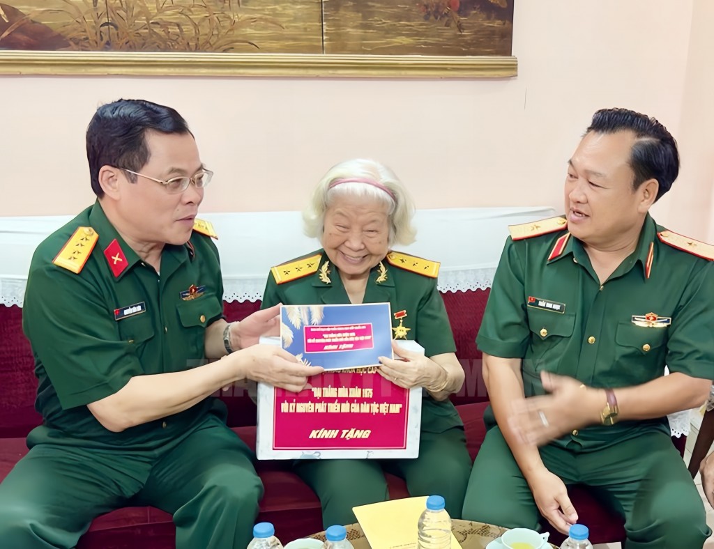 Các chương trình thăm, tặng quà cựu chiến binh, người có công dịp 30/4 được chính quyền TP Hồ Chí Minh triển khai đồng bộ, đậm nét (Ảnh: Thành ủy TP Hồ Chí Minh)