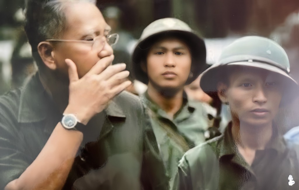 Chiến sĩ Nguyễn Khắc Nhu (bên phải) là một trong những người trực tiếp tham gia bắt giữ Tổng thống Việt Nam cộng hòa Dương Văn Minh