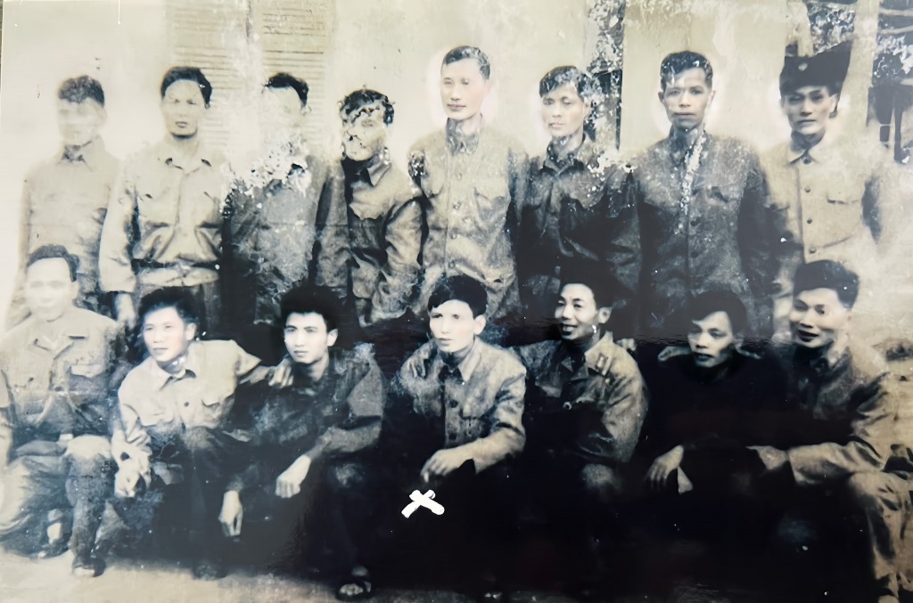 Trước đó, ông Nguyễn Khắc Nhu luôn là một chiến sĩ ưu tú, hoàn thành xuất sắc nhiều nhiệm vụ. Vào năm 1973, ông được đơn vị chọn lựa ra Hà Nội báo cáo điển hình về thành tích bắt tù binh và đào công sự vững chắc.
