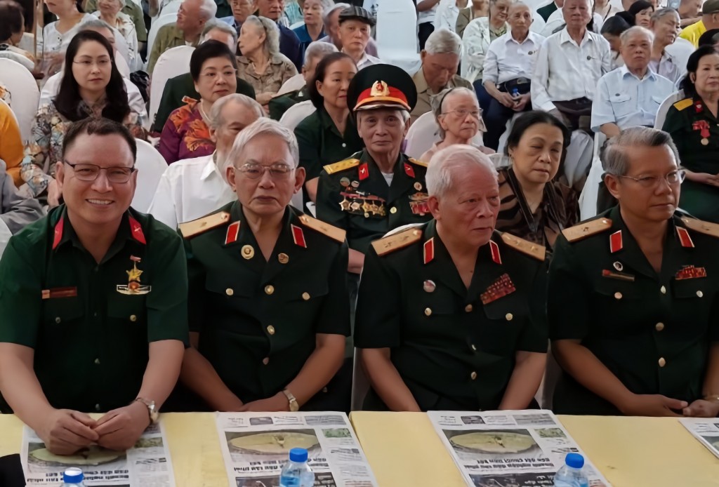 Đối với ông Nguyễn Khắc Nhu (ngoài cùng bên trái), ký ức cùng đồng đội bắt Tổng thống Dương Văn Minh và buộc chính quyền Sài Gòn đầu hàng vô điều kiện là kỷ niệm thiêng liêng, không bao giờ phai nhạt