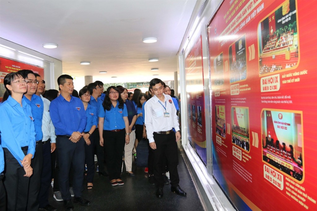 Các đại biểu cùng đông đảo đoàn viên, thanh niên, sinh viên thành phố tham quan Triển lãm “Tuổi trẻ Thành phố Hồ Chí Minh sắt son niềm tin với Đảng”