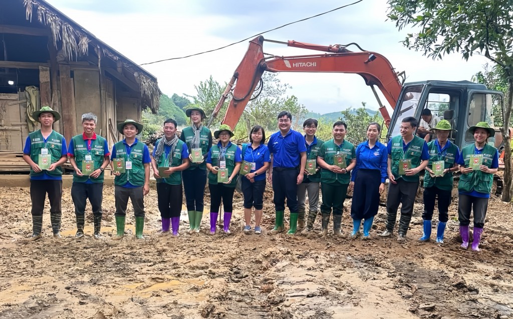  Các đội hình Thành đoàn TP Hồ Chí Minh ra miền Bắc hỗ trợ đồng bào khắc phục hậu quả bão Yagi (Ảnh: Thành đoàn TP Hồ Chí Minh)
