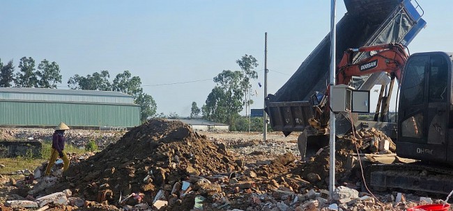 Đoàn kiểm tra rời đi, doanh nghiệp lại tuồn chất thải vào dự án