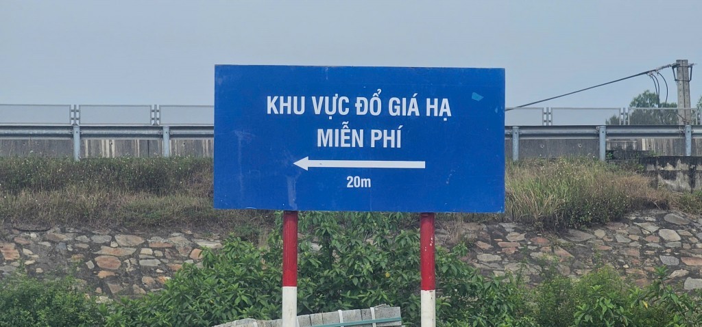 Đoàn kiểm tra rời đi, doanh nghiệp lại tuồn chất thải vào dự án