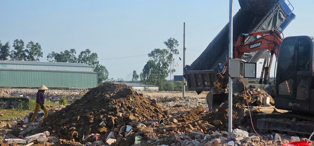Đoàn kiểm tra rời đi, doanh nghiệp lại tuồn chất thải vào dự án