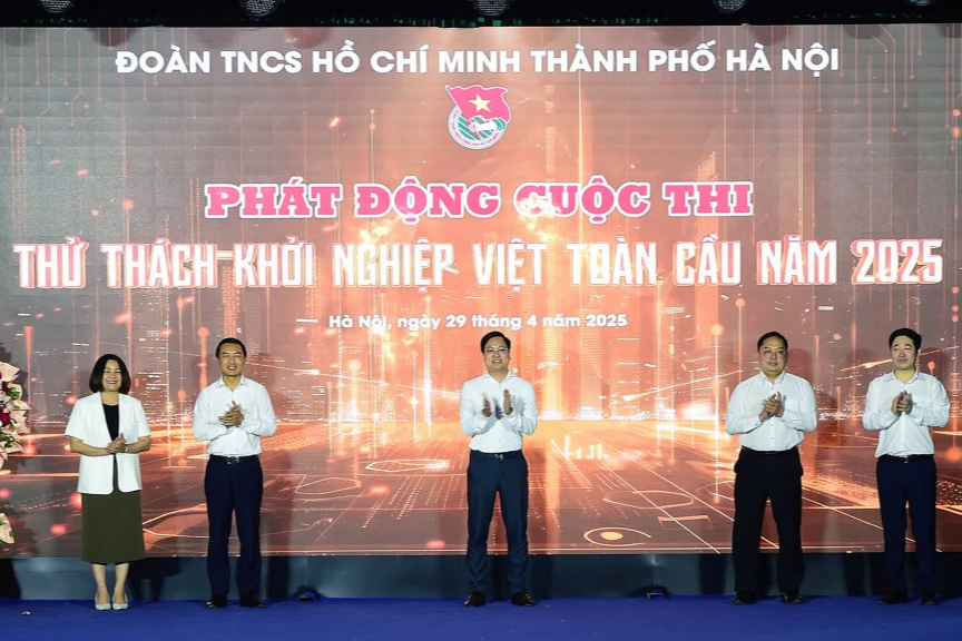 Các vị đại biểu thực hiện nghi thức phát động cuộc thi