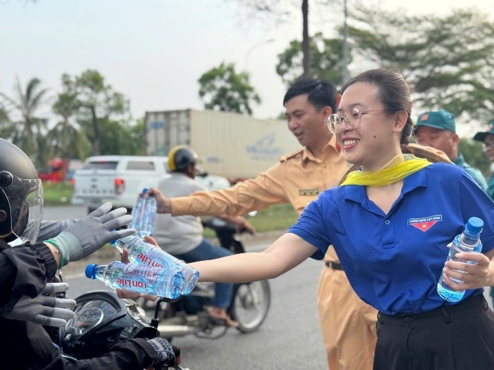Cán bộ, chiến sĩ Phòng CSGT tặng nước suối cho người dân chiều 29/4