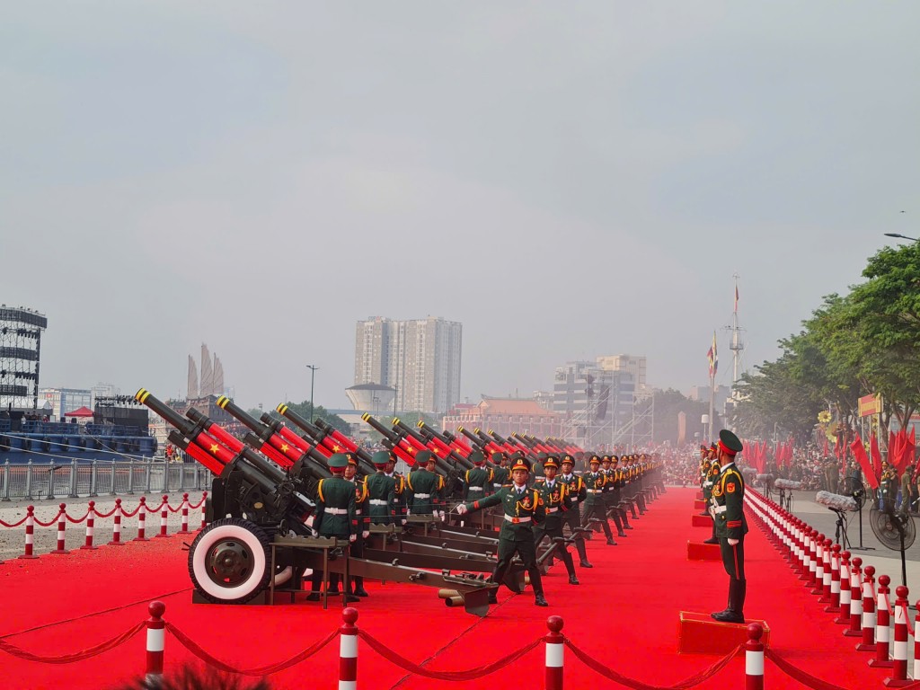 Đúng 7h05, loạt đại bác bắt đầu khai hỏa. 21 quả đạn pháo rền vang bến Bạch Đằng trong sự hò reo của người dân Đúng 7h05, loạt đại bác bắt đầu khai hỏa. 21 quả đạn pháo rền vang bến Bạch Đằng trong sự hò reo của người dân