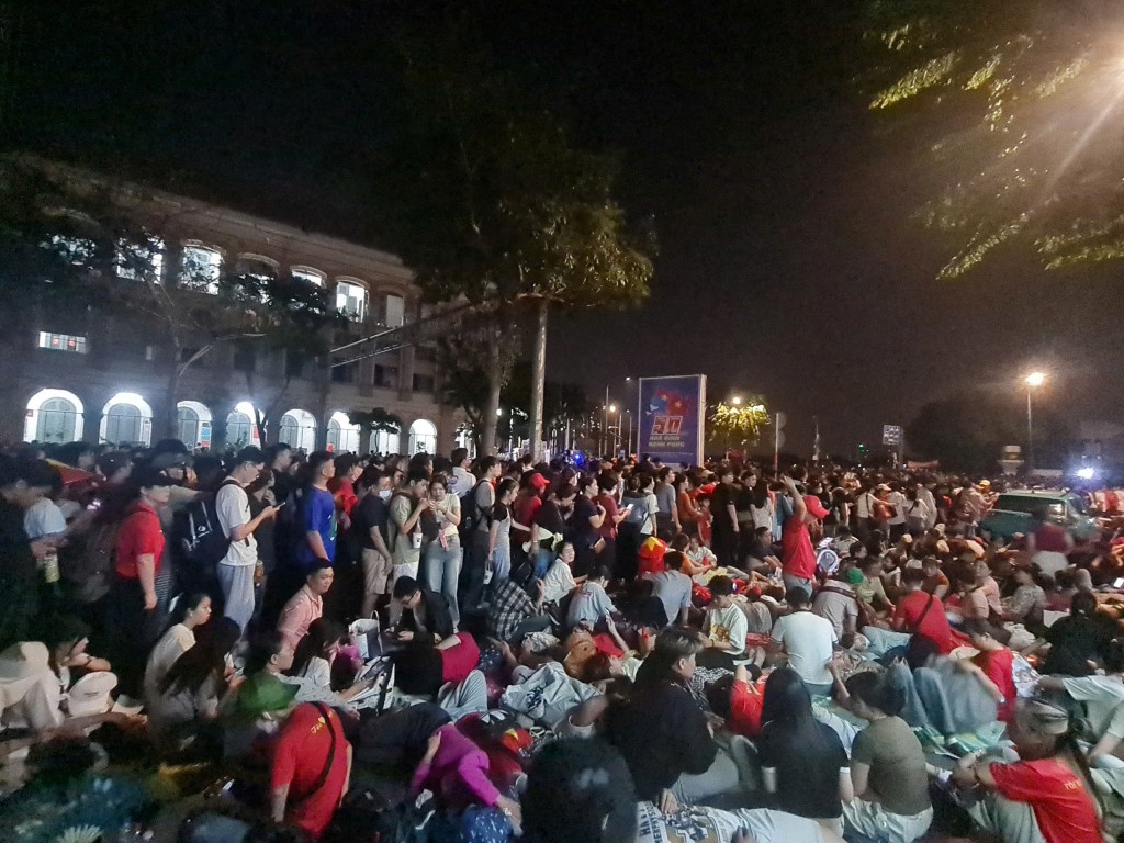 Loạt đại bác rền vang mừng kỷ niệm ngày giải phóng