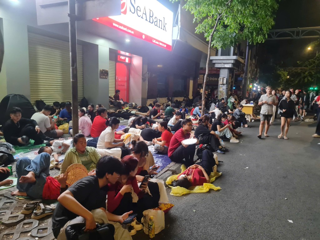 Loạt đại bác rền vang mừng kỷ niệm ngày giải phóng