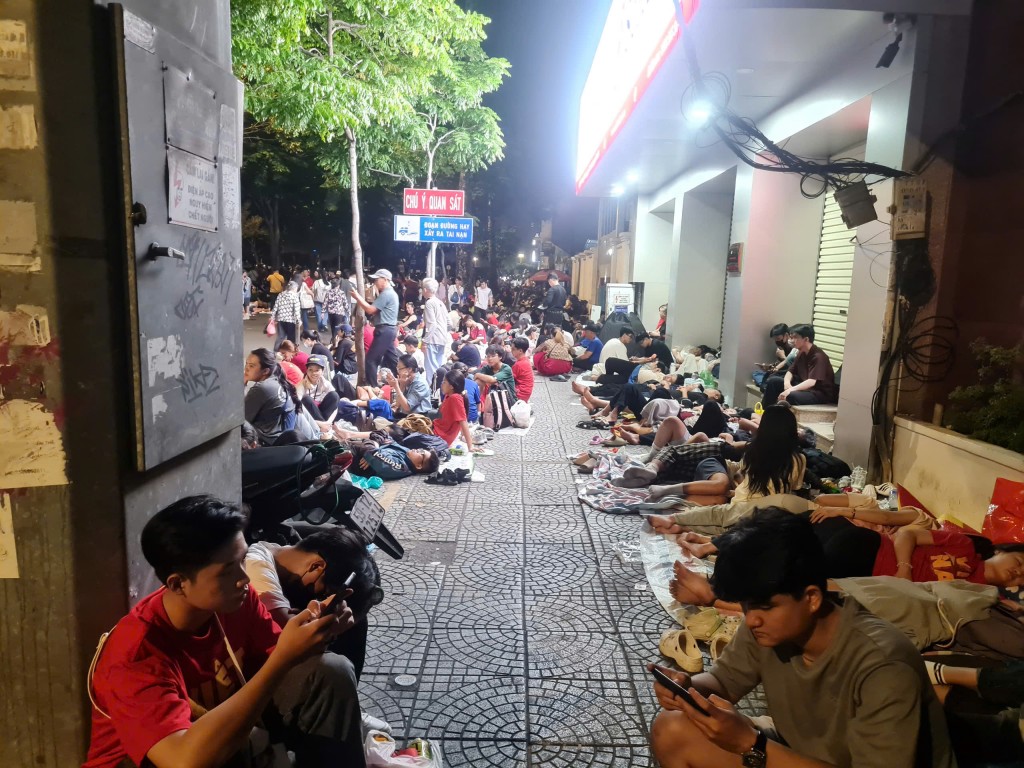 Loạt đại bác rền vang mừng kỷ niệm ngày giải phóng