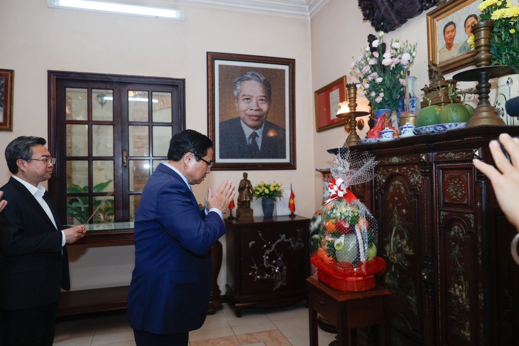 Thủ tướng Chính phủ Phạm Minh Chính dâng hương tưởng nhớ cố Chủ tịch Hội đồng Bộ trưởng Phạm Hùng - Ảnh: VGP/Nhật Bắc