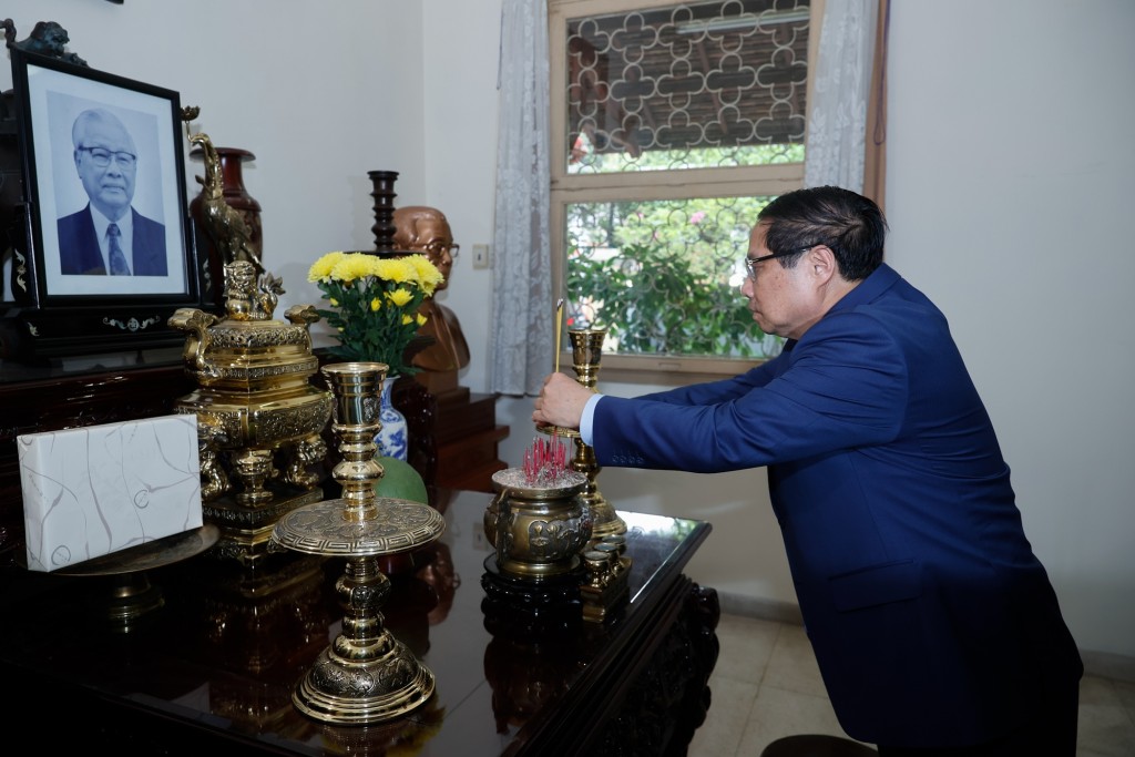 Thủ tướng Phạm Minh Chính thắp hương tưởng nhớ cố Thủ tướng Võ Văn Kiệt - Ảnh: VGP/Nhật Bắc