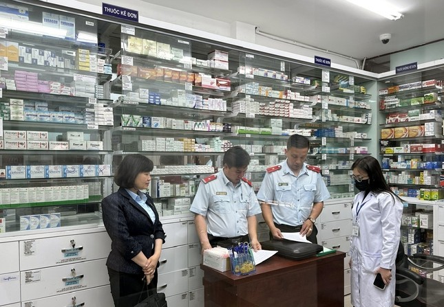 Đoàn kiểm tra liên ngành do Sở Y tế Lâm Đồng chủ trì kiểm tra cơ sở kinh doanh dược (Ảnh CTV)