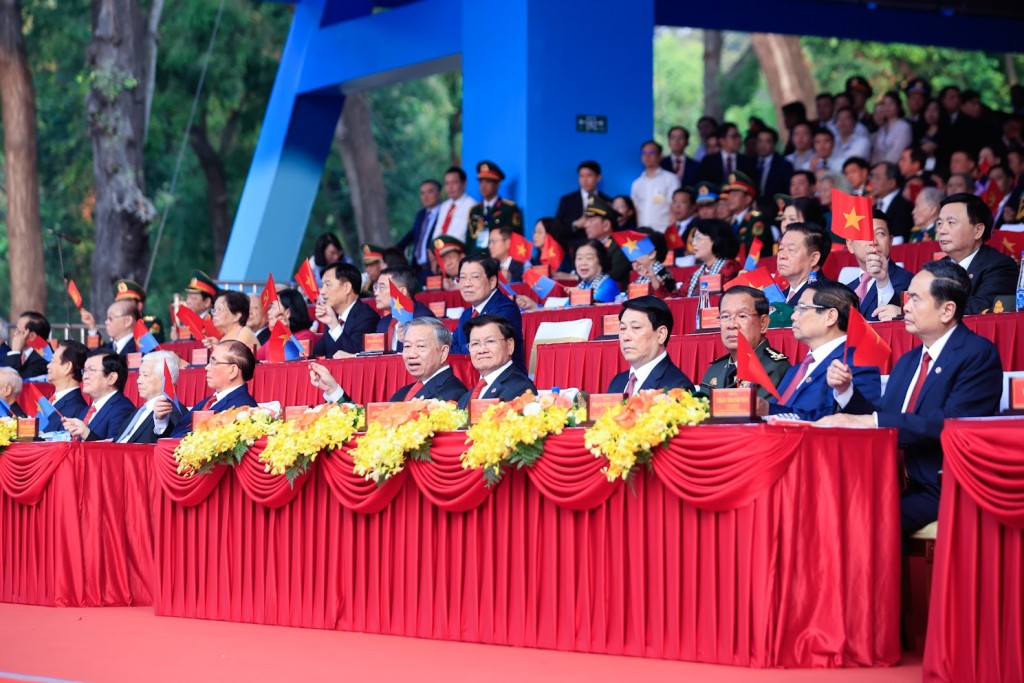 Tổng Bí thư Tô Lâm và các đồng chí Lãnh đạo, nguyên Lãnh đạo Đảng, Nhà nước cùng các vị khách quốc tế và đại biểu dự buổi lễ - Ảnh: VGP/Nhật Bắc