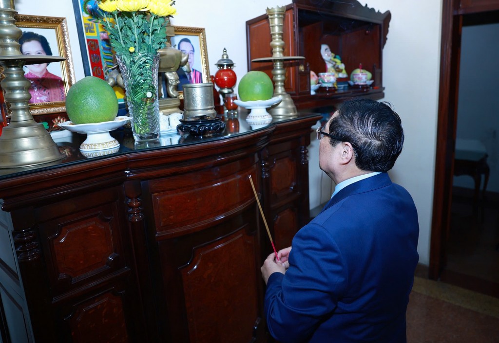Thủ tướng Chính phủ Phạm Minh Chính dâng hương tưởng nhớ cố Thủ tướng Chính phủ Phan Văn Khải - Ảnh VGP/Nhật Bắc