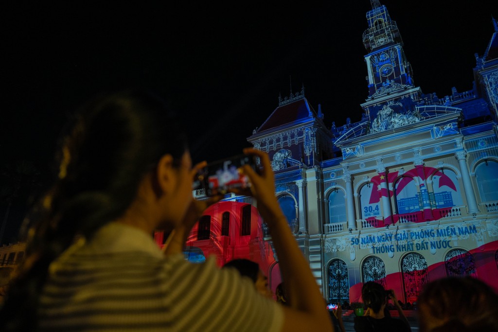 Chương trình trình diễn 3D Mapping tại Toà án UBND TPHCM thu hút đông đảo các bạn trẻ, khơi dậy lòng tự hào dân tộc