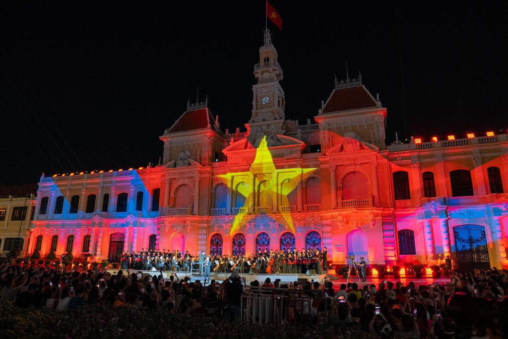 Là một trong những sự kiện được mong đợi trong kỳ đại lễ, chương trình 3D Mapping tái hiện những hình ảnh và tư liệu lịch sử hào hùng của Việt Nam, với sự đồng hành của SABECO