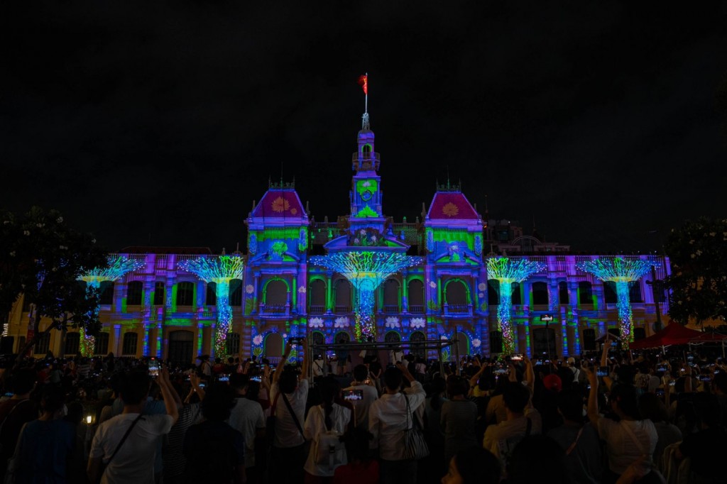 Sự kiện 3D Mapping tận dụng mặt tiền trụ sở UBND TP. Hồ Chí Minh để tái hiện lại các hình ảnh tôn vinh giá trị lịch sử, văn hóa và nghệ thuật(1)