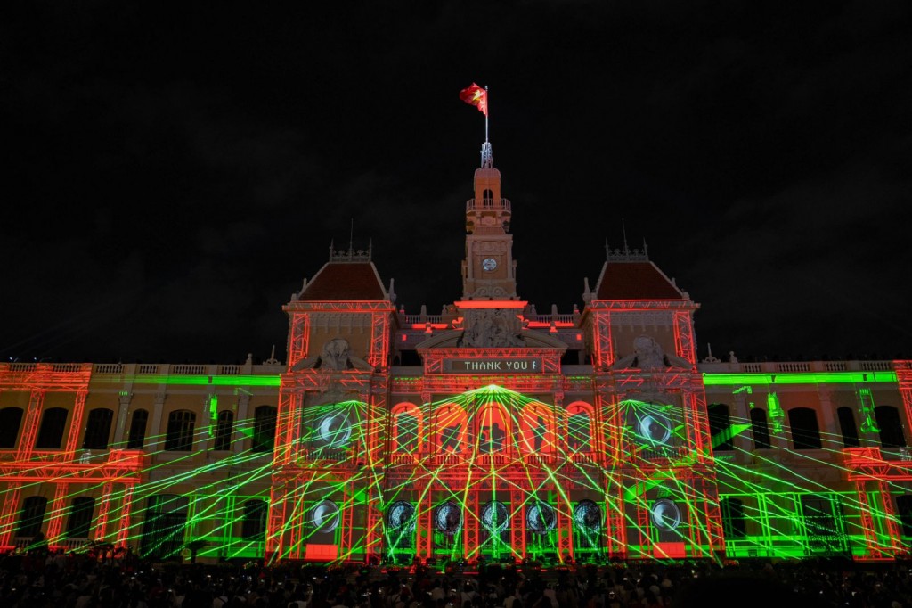 Sự kiện 3D Mapping tận dụng mặt tiền trụ sở UBND TP. Hồ Chí Minh để tái hiện lại các hình ảnh tôn vinh giá trị lịch sử, văn hóa và nghệ thuật