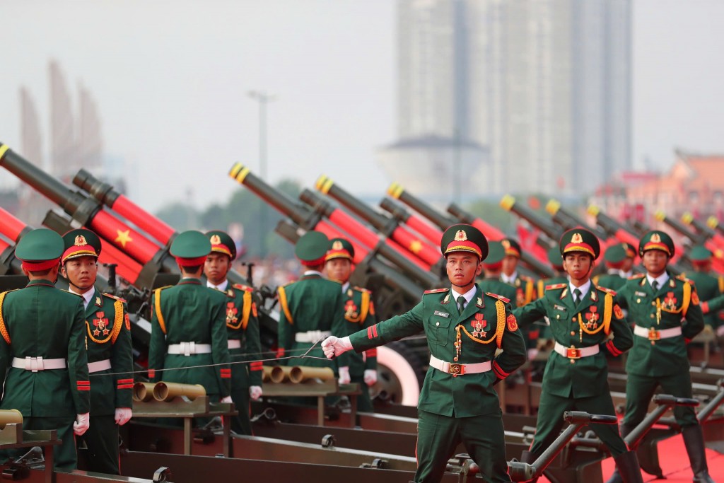 21 loạt đại bác được khai hỏa trên nền Quốc thiều của nước Cộng hòa xã hội chủ nghĩa Việt Nam, cũng chính là pháo hiệu để mở màn cho lễ diễu binh diễu hành kỷ niệm 50 năm Ngày Thống nhất đất nước 21 loạt đại bác được khai hỏa trên nền Quốc thiều của nước Cộng hòa xã hội chủ nghĩa Việt Nam, cũng chính là pháo hiệu để mở màn cho lễ diễu binh diễu hành kỷ niệm 50 năm Ngày Thống nhất đất nước