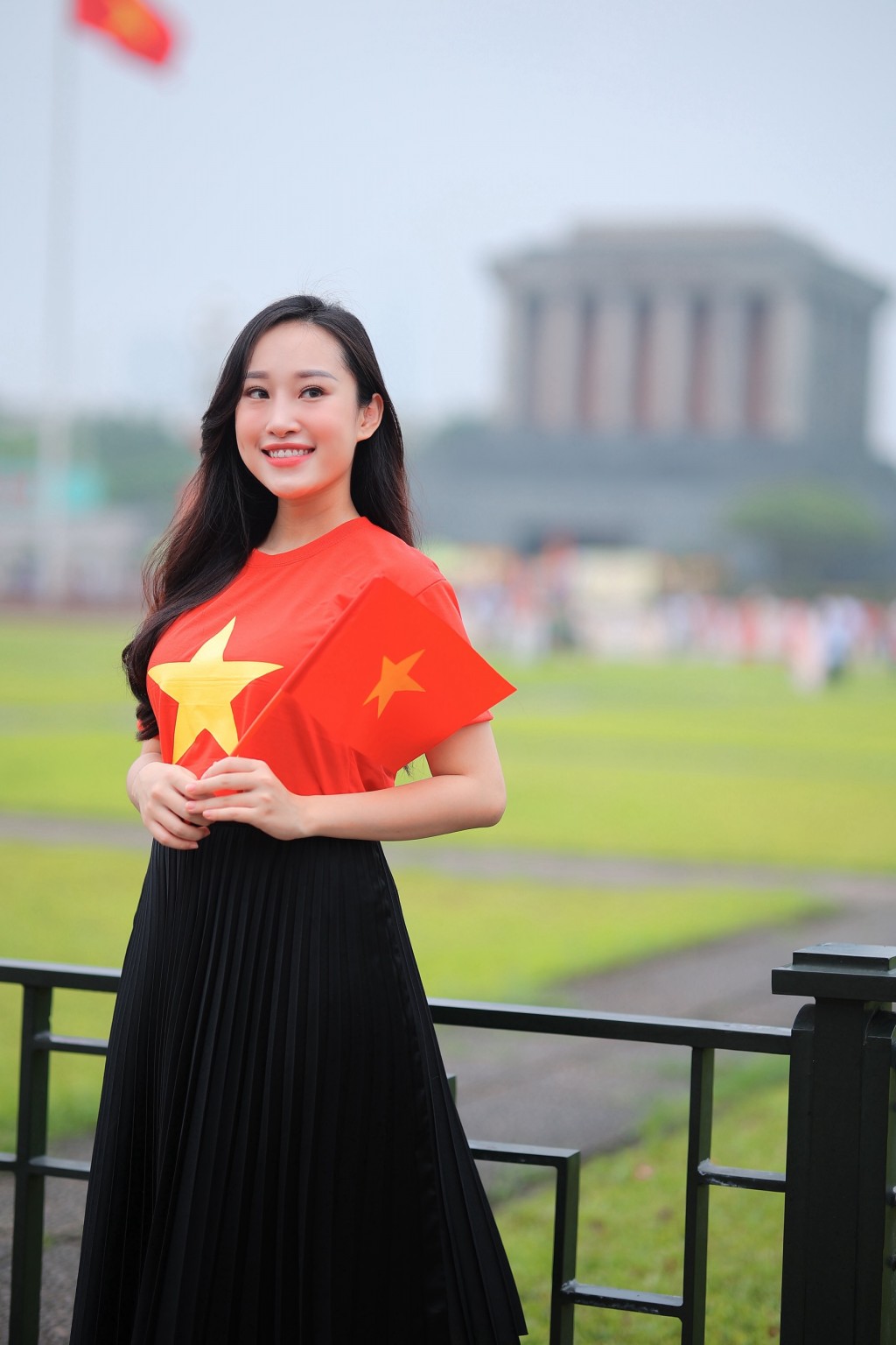 MC Ngân Hà và học trò thể hiện lòng yêu nước với bộ ảnh áo cờ đỏ sao vàng