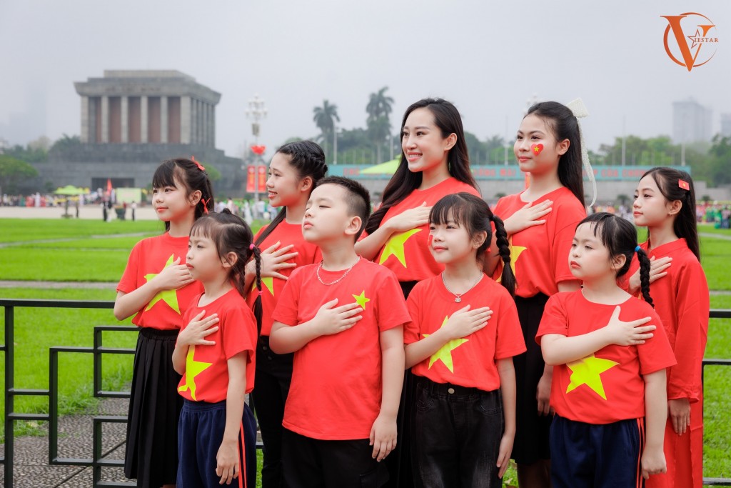 MC Ngân Hà và học trò thể hiện lòng yêu nước với bộ ảnh áo cờ đỏ sao vàng