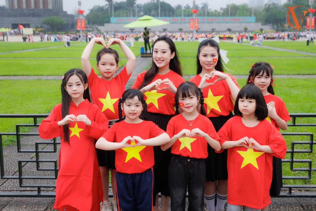 MC Ngân Hà và các học trò MC Ngân Hà và các học trò