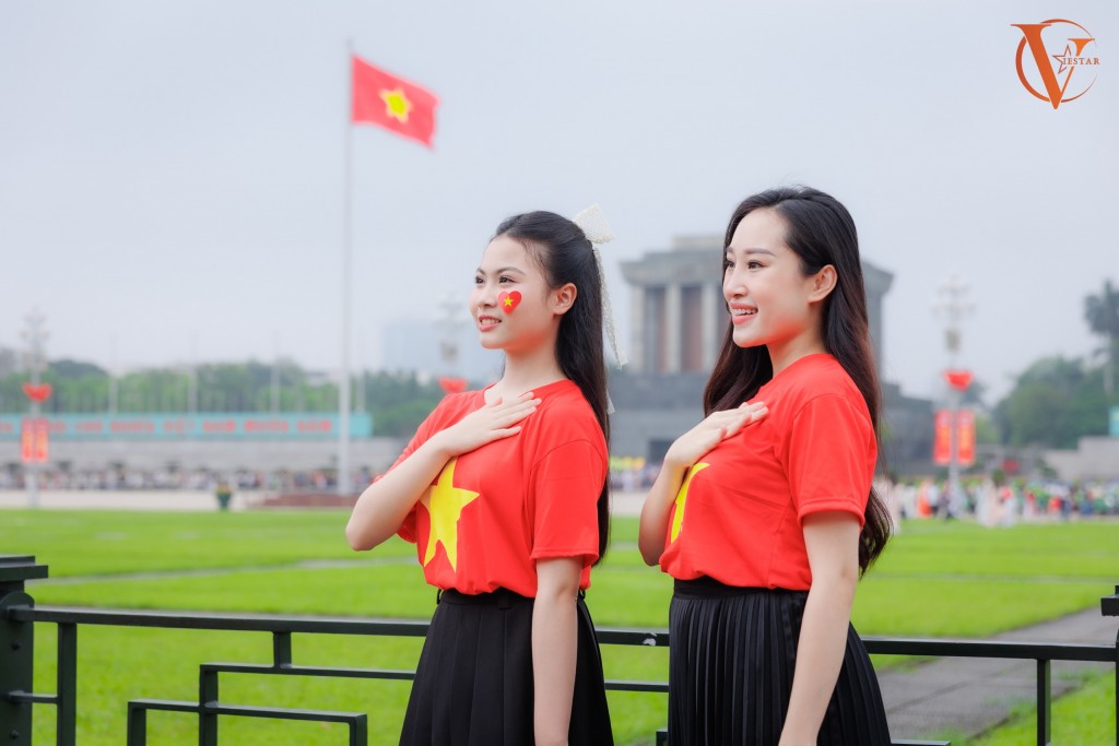MC Ngân Hà và học trò thể hiện lòng yêu nước với bộ ảnh áo cờ đỏ sao vàng