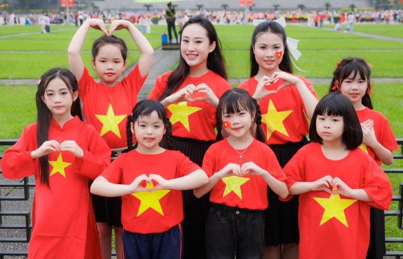 MC Ngân Hà và học trò thể hiện lòng yêu nước với bộ ảnh áo cờ đỏ sao vàng