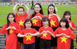 MC Ngân Hà và học trò thể hiện lòng yêu nước với bộ ảnh áo cờ đỏ sao vàng