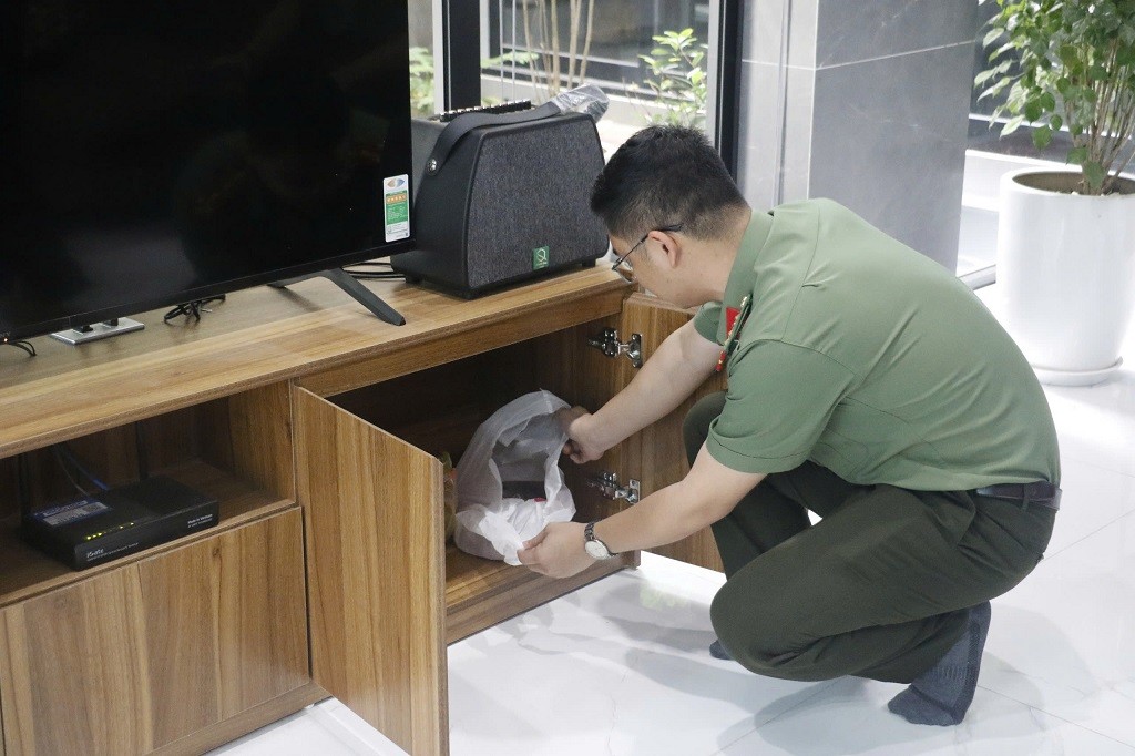 Lực lượng chức năng tiến hành khám xét nơi ở, nơi làm việc của Tôn Quý Hòa