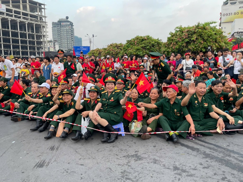 Hoà cùng đoàn người đổ về khu vực trung tâm thành phố, có không ít các cô chú là những anh hùng, cựu chiến binh, thương binh... Họ là những người đã đổ xương máu để có được nền hoà bình, độc lập và đến hôm nay, họ đã được tận mắt chứng kiến nền hoà bình, độc lập ấy đẹp và thiêng liêng đến nhường nào