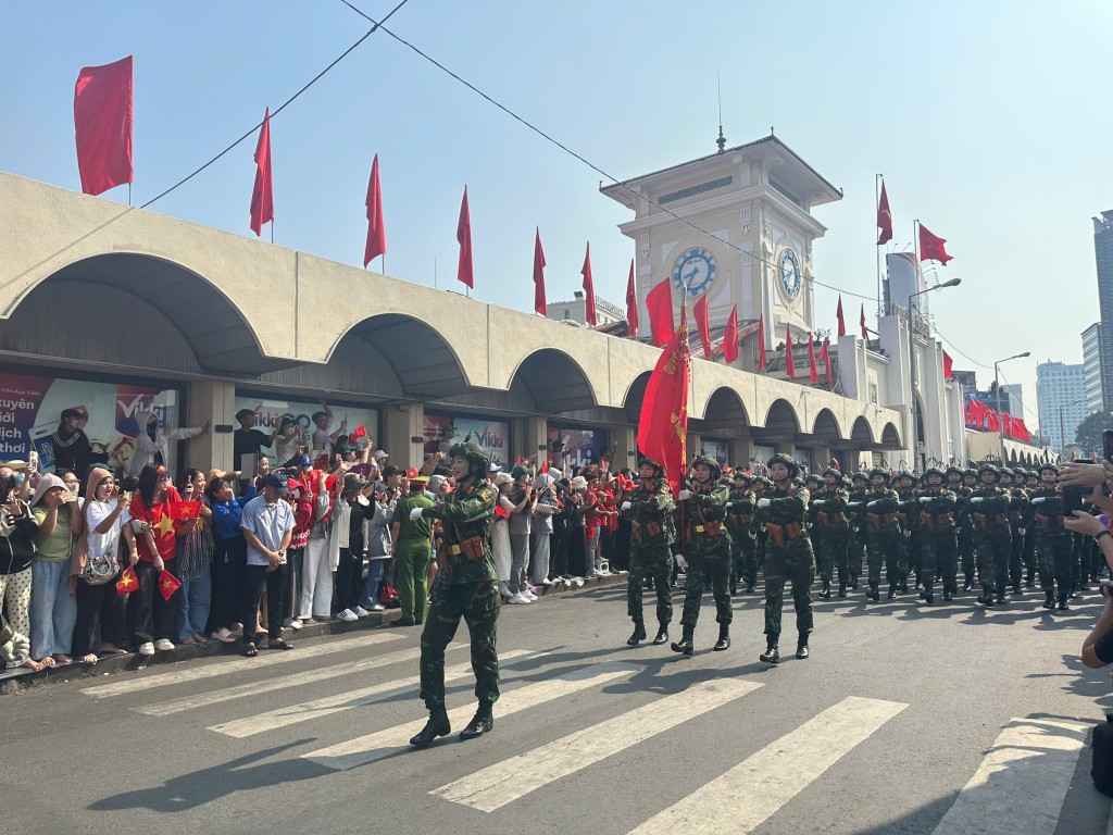 Đoàn diễu binh, diễu hành bước đi trong tiếng hò reo, cổ vũ, đi dưới sắc cờ đỏ thắm sao vàng