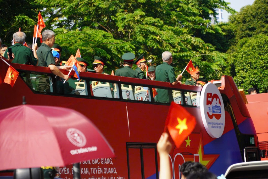  Chuyến xe chở theo những con người đã làm nên lịch sử, lăn bán trong tiếng hò reo của toàn thể đồng bào