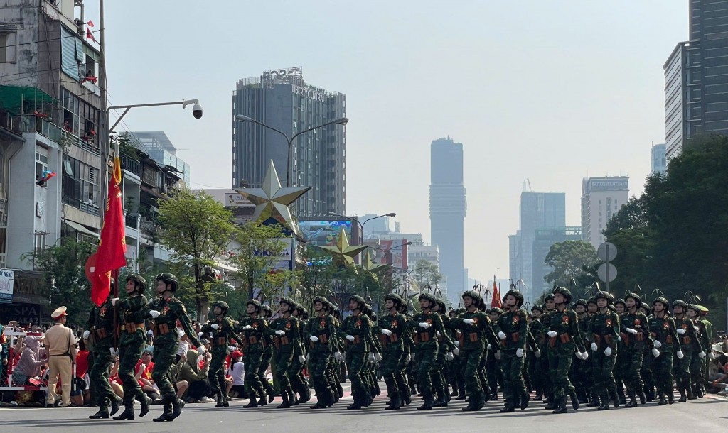 Vẻ đẹp của những nữ quân nhân trong thời bình, họ tự hào bước đi trong niềm hân hoan, ngợi ca của hàng nghìn người con thành phố mang tên Bác