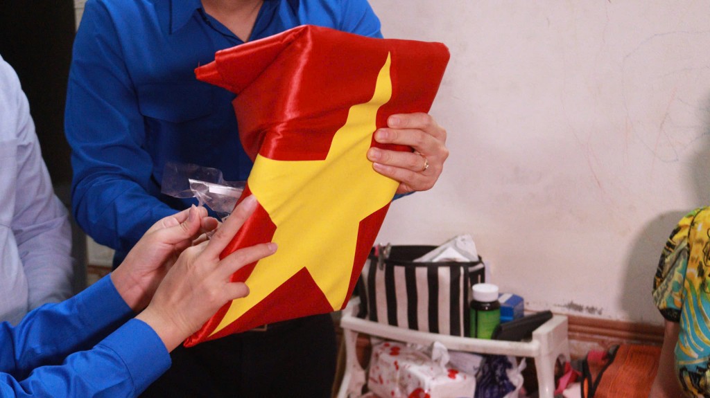 Trao tặng 50 bức ảnh phục dựng đến gia đình liệt sĩ