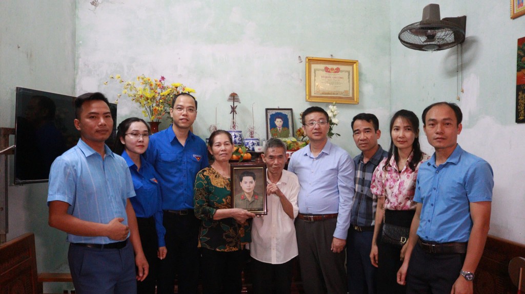 Đồng chí Nguyễn Tiến Hưng, Phó Bí thư Thành đoàn, Chủ tịch Hội Sinh viên Hà Nội tới thăm và trao tặng ảnh phục dựng cho gia đình thân nhân liệt sỹ. Đồng chí Nguyễn Tiến Hưng, Phó Bí thư Thành đoàn, Chủ tịch Hội Sinh viên Hà Nội tới thăm và trao tặng ảnh phục dựng cho gia đình thân nhân liệt sỹ.