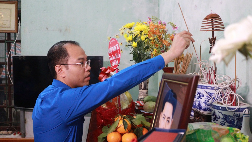 Thành đoàn Hà Nội và lãnh đạo huyện Thanh Trì bày tỏ sự tri ân đến anh hùng liệt sỹ. Thành đoàn Hà Nội và lãnh đạo huyện Thanh Trì bày tỏ sự tri ân đến anh hùng liệt sỹ.