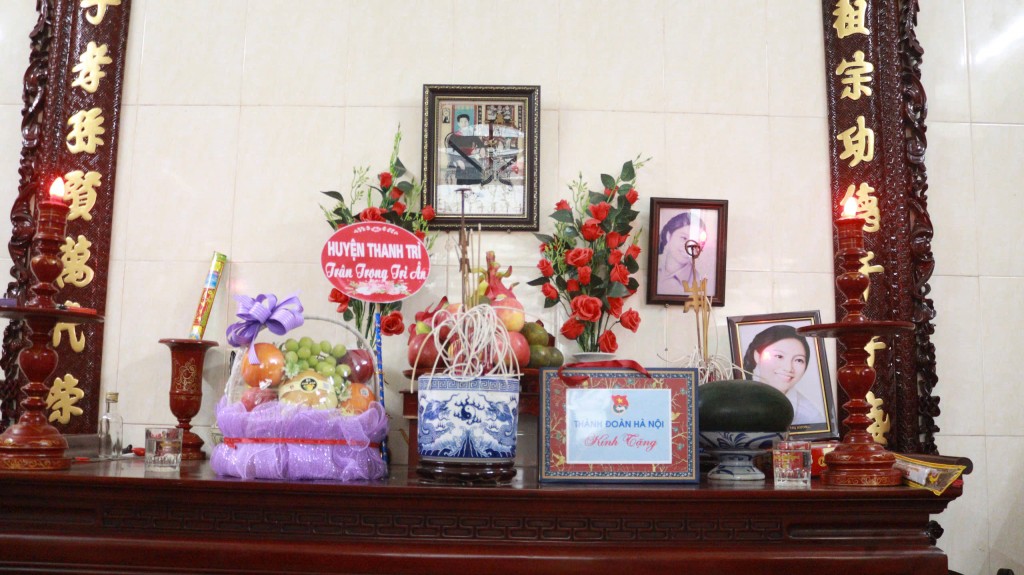 Những bức ảnh đã được phục dựng được đặt ngay ngắn trên ban thờ gia đình các liệt sỹ. Những bức ảnh đã được phục dựng được đặt ngay ngắn trên ban thờ gia đình các liệt sỹ.