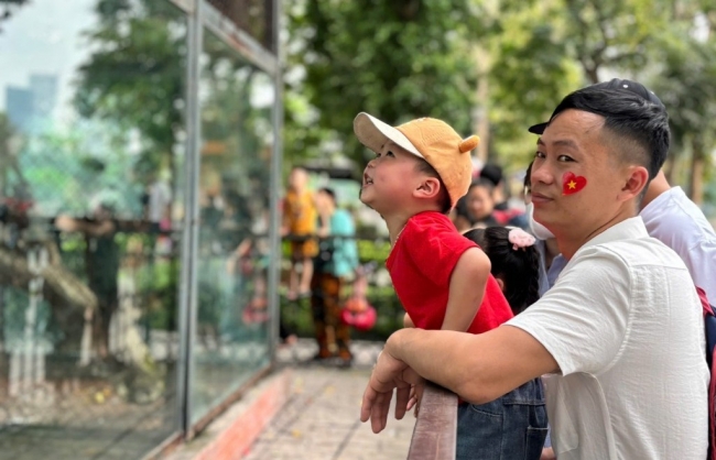 Vườn thú Hà Nội đông nghịt người ngày đầu kỳ nghỉ lễ 30/4-1/5